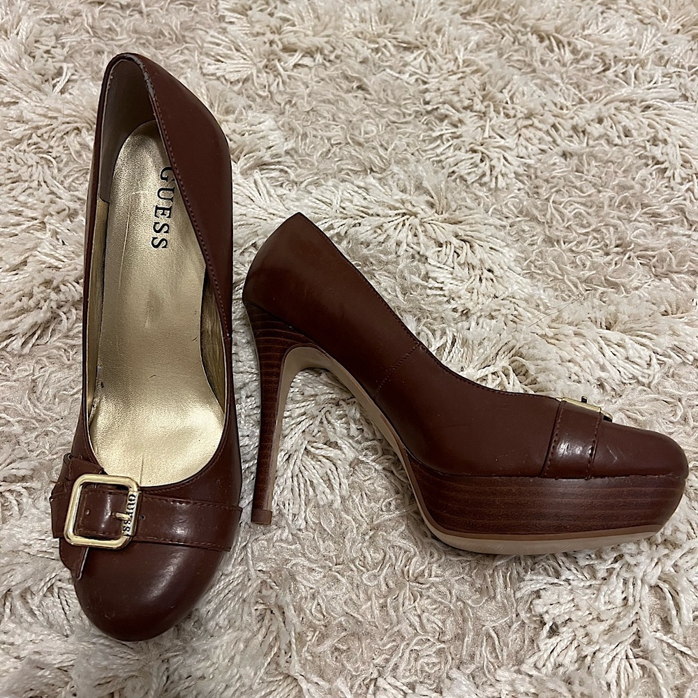 Guess Pumps